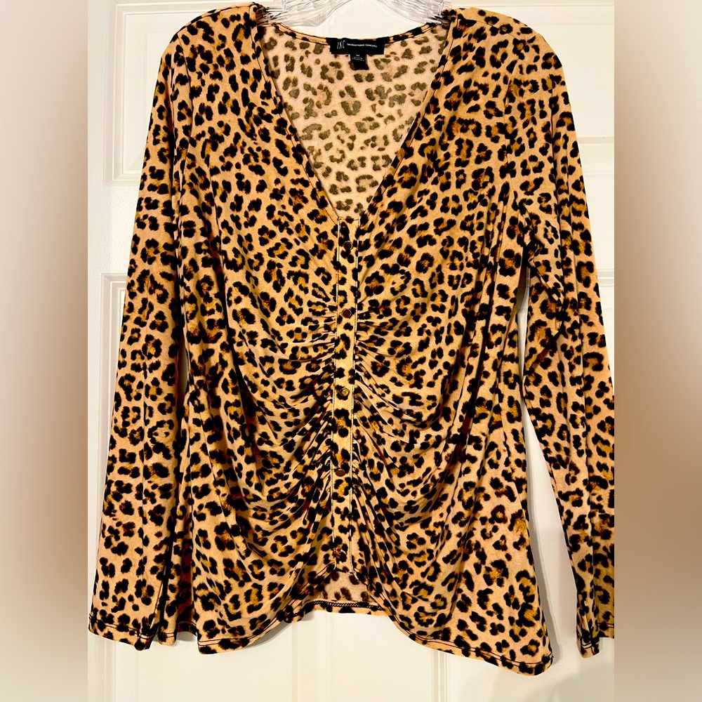 Women’s leopard print medium top.
